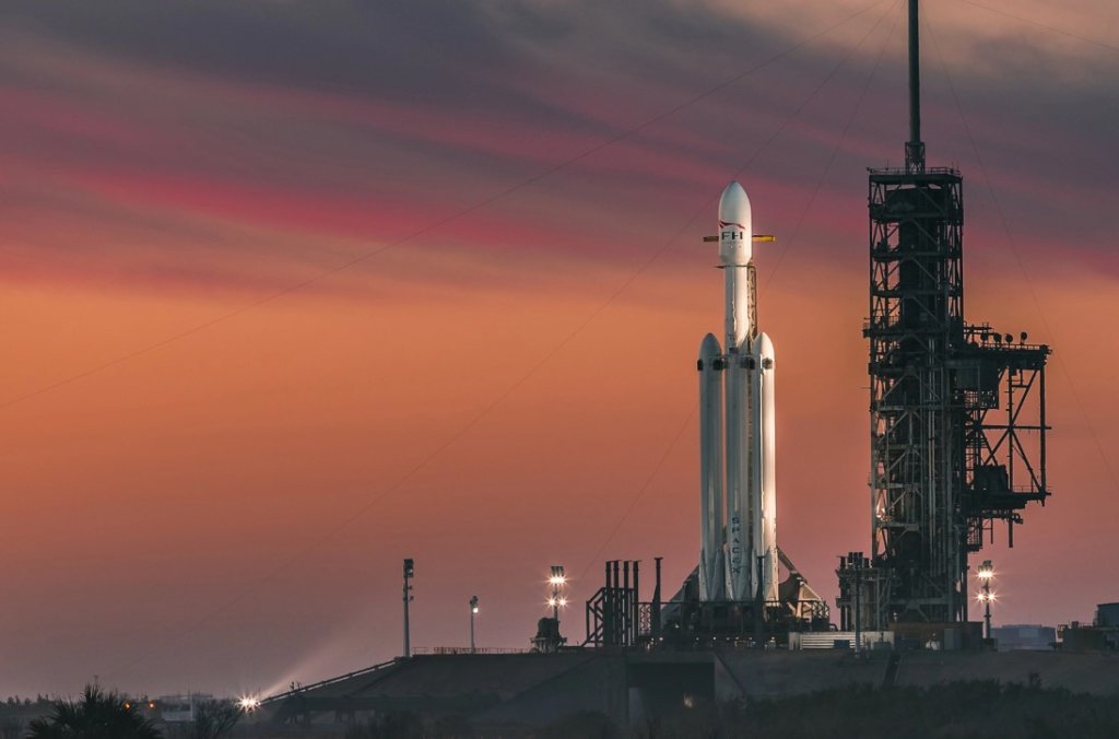 ภาพจรวด Falcon Heavy ของบริษัท Space X